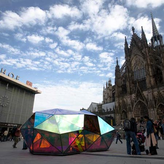 Illustration for article titled Cityscope Illuminated Sculpture is Like Glowing Crashed Meteor In Cologne